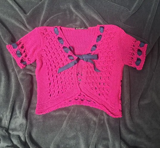 Bolero M de crochê rosa Pink e fita de gorgurão azul marinho  um luxo