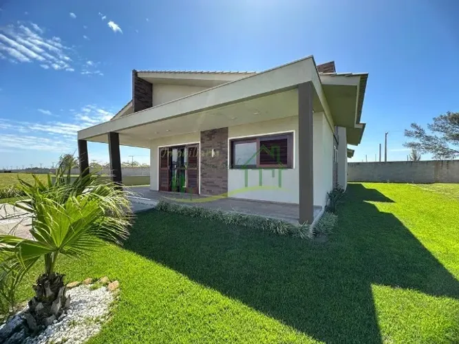 Casa NOVA com piscina 4 dormitórios no MELHOR Condomínio fechado do Balneário Rincão