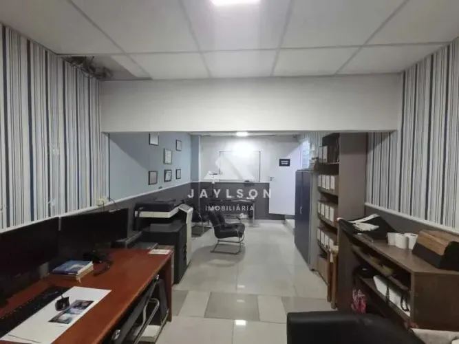 Prédio comercial com lojas - Del Castilho