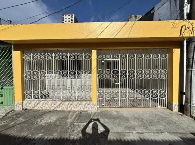 CASA A VENDA ATRÁS DA PADARIA CANAÃ, NO BAIRRO GLÓRIA. - CASA VAZIA.