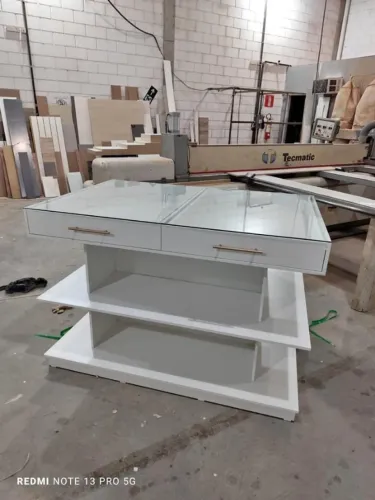 Ilha central com gaveta expositora - MDF Fabricado sob medidas 