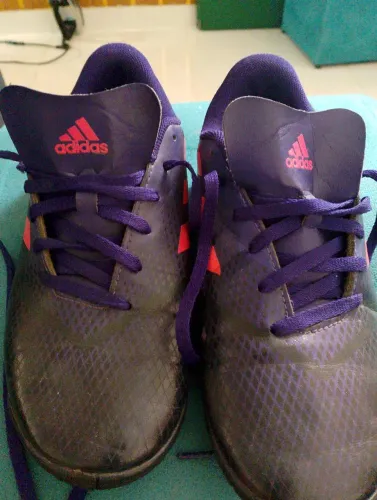 Chuteira Adidas Roxo com Detalhes em Rosa