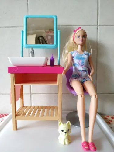 boneca barbie com cenário self-care máscara brilhante dia de spa - hcm82 - mattel