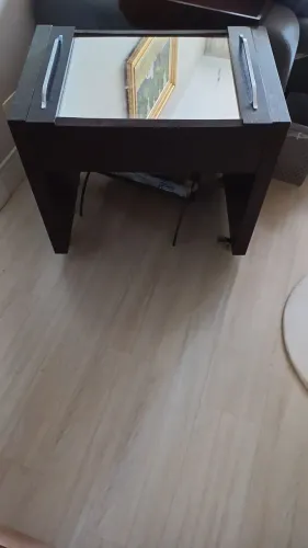 Mesa de Canto com Detalhes em Espelho
