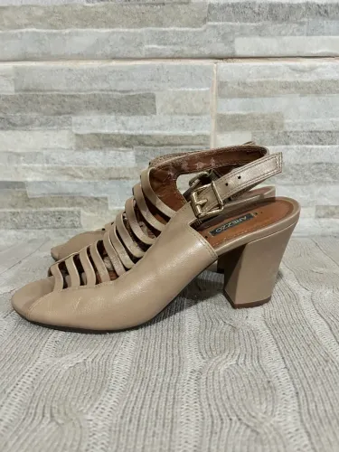 Sapato de couro marrom Arezzo 36