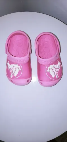  Sandália (Chinelo) Crocs/ original infantil rosa com logo do dinossauro. Tam.27 ( Usada).