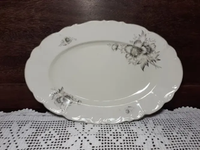 Porcelana Oval com bordas recortadas e decoração floral monocromática
