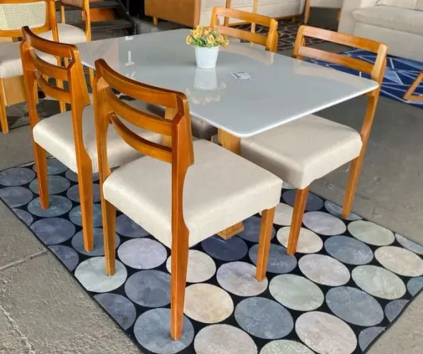 Mesa de jantar Carolina  4 cadeiras em madeira maciça 