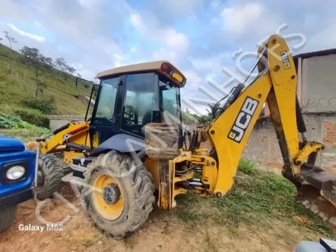 RETROESCAVADEIRA JCB ANO 2013 CABINADA 4x4