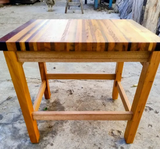 Tamborete de madeira peça única.