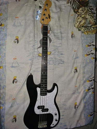 Baixo Elétrico Preto