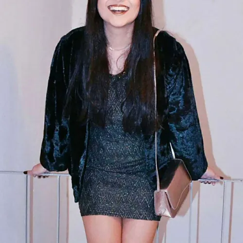Vestido preto curto de festa padrão geométrico brilhante corrente dourada