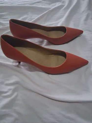 Scarpin Laranja Salto Fino Baixo 39 - Bico Fino Kitten Heel - NOVO (preço negociável)