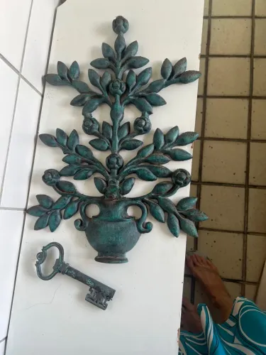 Linda decoração de parede em metal
