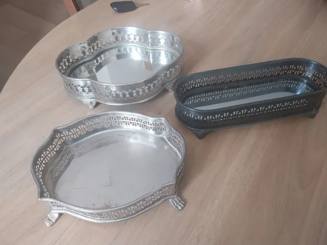 Bandejas pequenas para lavabo.