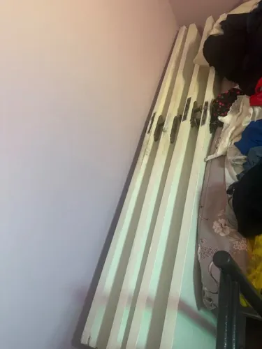 2 Portas de madeira já pintadas de branco, com fechadura e maçaneta