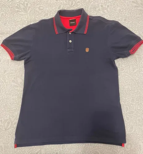 Polo Reserva Masculina Azul Marinho com Detalhes Vermelhos. 