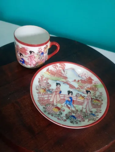 Antiga e Delicada Xícara com Pires em Porcelana Japonesa