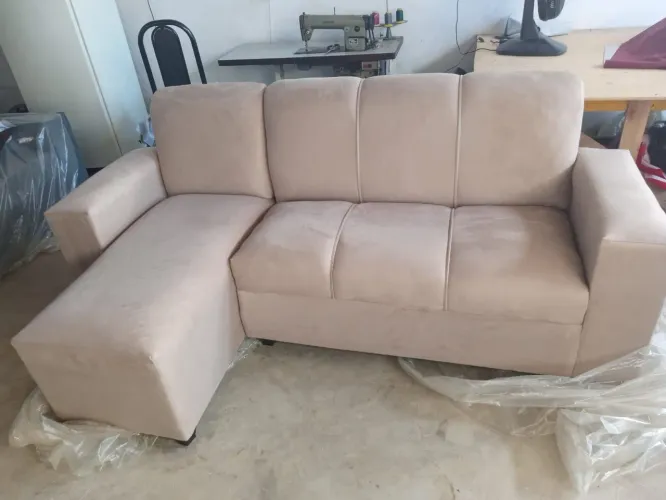 Sofá de canto bege com chaise
