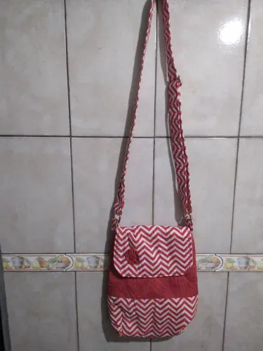 Bolsa de ombro vermelha e branca