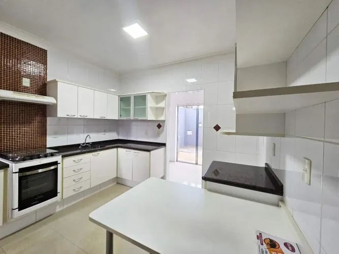 Casa em Condomínio à venda, 3 quartos, 1 suíte, 2 vagas, Parque Residencial Roland - Limei