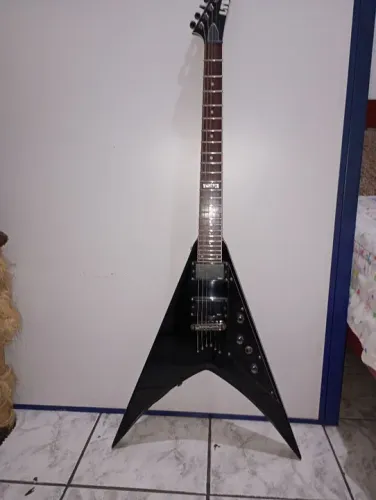 Guitarra FLYING V LTD V-200