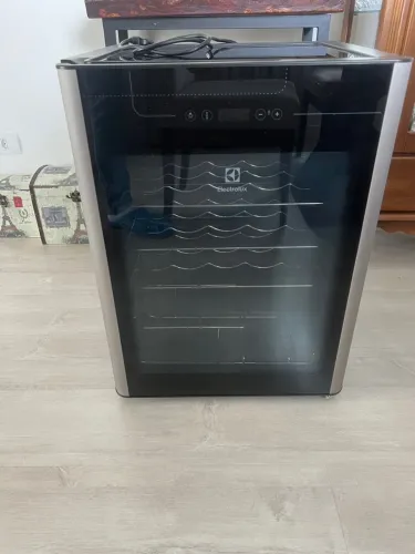 Adega Electrolux ACS24 