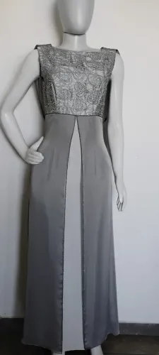 Vestido de festa longo, em seda pura prata