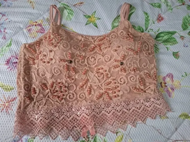 Conjunto: Saia longa e top cropped de renda rosa claro (Tamanho M)