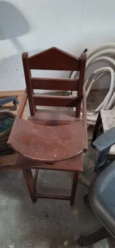 Cadeira de bebê de madeira