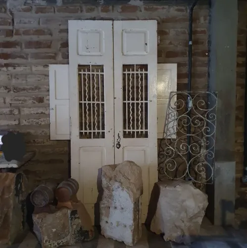 Portas antigas de FACHADA em madeira com detalhes em ferro