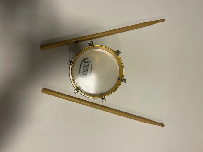 Bateria com Baquetas Izzo