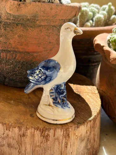 Pássaro de porcelana azul e branco 11 cm altura 