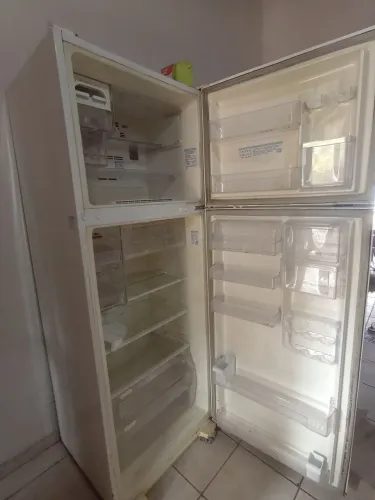 REFRIGERADOR ELETROLUX DF50 (com defeito)