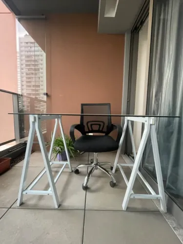 Mesa/ escrivaninha pés cavalete metal branco e tampo de vidro