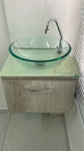 Armário de banheiro com cuba de vidro sobreposta