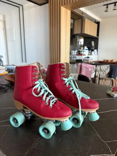 Patins 4 rodas rosa retrô