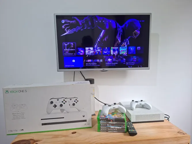 XBOX ONE S 1TB + 2 CONTROLES E JOGOS
