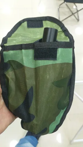 Dois em um. Pa e furador para jardinagem