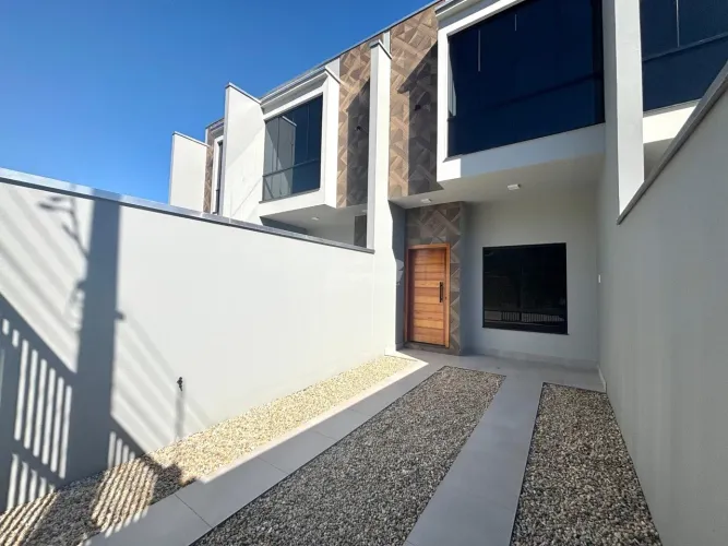 Sobrado com 83m², 02 suítes amplas, sala de estar aconchegante, cozinha com moveis modulad