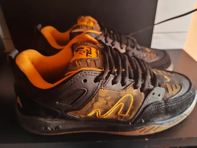Tênis tesla nine camuflado,nunca usado tênis de coleção 