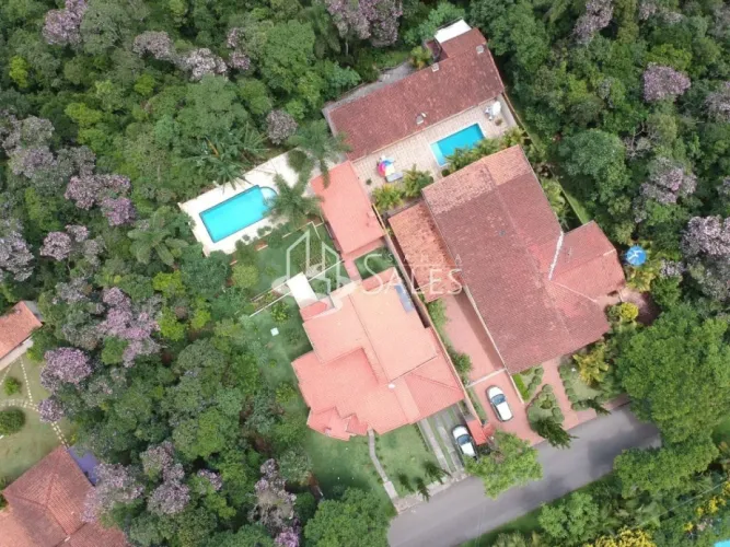 BELA LOT. CHACARA EM EMBU-GUACU COM UM TERRENO IMPECÁVEL. UMA CASA QUE ESTÁ ESPERANDO POR