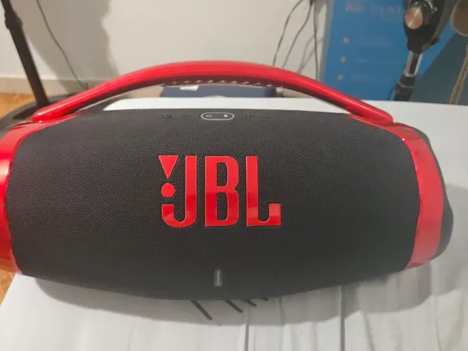 Vendendo JBL 3 de boa qualidade sem nenhum defeito no precinho !!