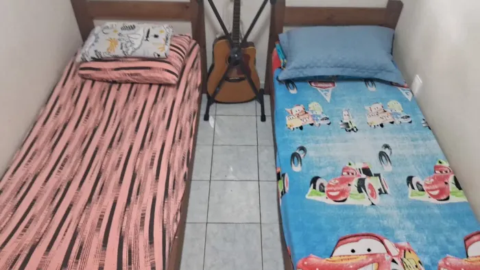 Vendo duas camas, já com colchão R$600,00,