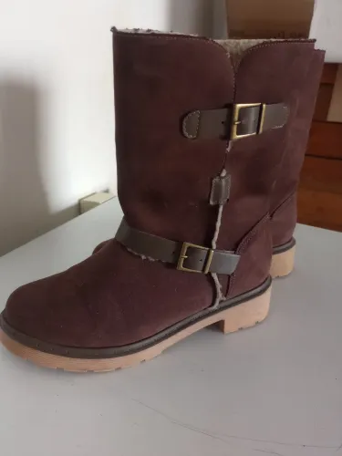 Bota na cor marrom forrada por dentro Tam 35 sem avarias , sem salto e não possui zíper .