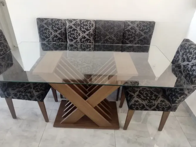 Vendo mesa com 6 cadeiras, tampo de vidro