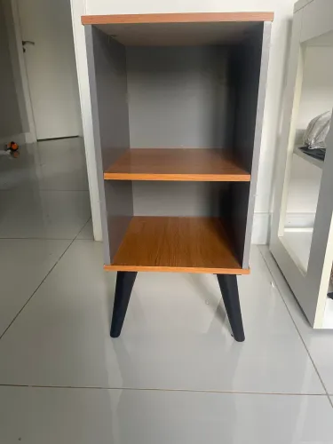 Duas mesas de cabeceira