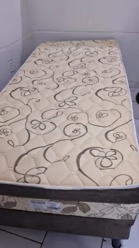 Cama de solteiro em excelente estado