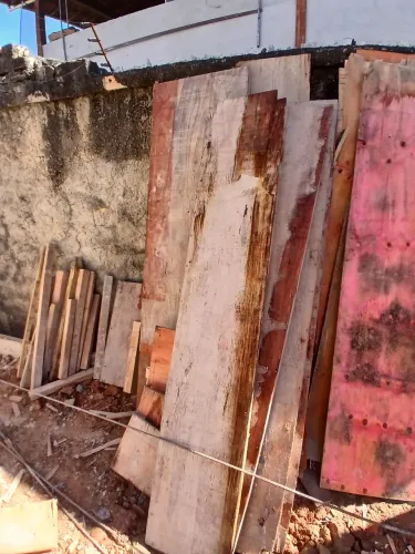 Forma de madeira padrão para enchimento de cinta de concreto.