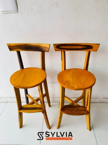 Banqueta fixa envernizada